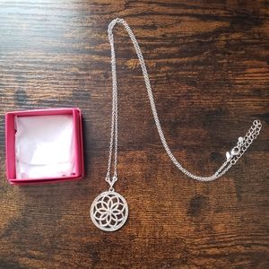 NIB Long Pendant Necklace Chain Flower Design